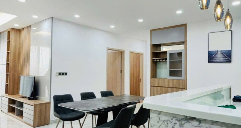 khong gian bep va phong an 810x430 - Giá mua bán căn hộ số 14 tòa A view sông chung cư Midtown Phú Mỹ Hưng T10/2025