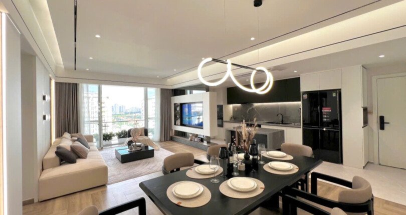 khong gian phong an va phong khach rong rai 810x430 - Giá mua bán căn hộ 3pn tòa B chung cư Riverpark Residence phường Tân Hưng T10/2025