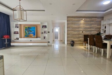 khong-gian-phong-khach-rong-rai