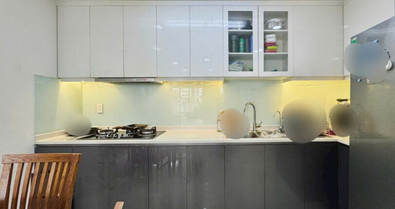 khu vuc bep rong rai 1 810x430 - Giá mua bán căn hộ 3pn tòa D chung cue Scenic Valley 1 T10/2025