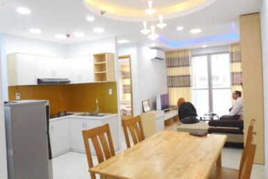 khu vuc bep va phong an can ho ban 385x258 - Giá mua bán căn hộ 2pn tòa H chung cư Scenic Valley 1 phường Tân Mỹ T10/2025