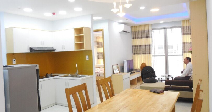 khu vuc bep va phong an can ho ban 810x430 - Giá mua bán căn hộ 2pn tòa H chung cư Scenic Valley 1 phường Tân Mỹ T10/2025