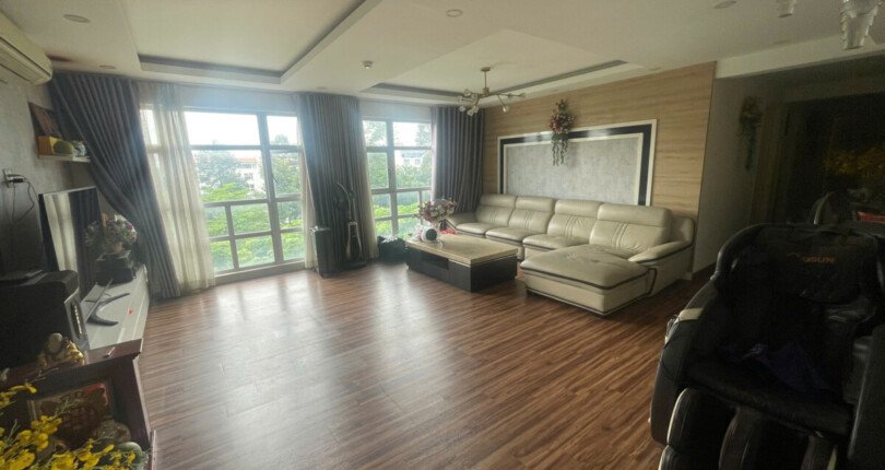 phong khach can ho ban 22 810x430 - Giá mua bán căn hộ 3pn - 116m2 tòa D chung cư Happy Valley T10/2025