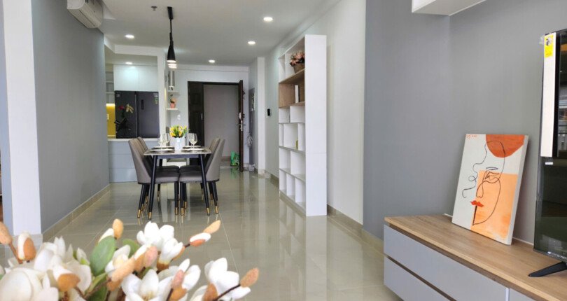 phong khach can ho ban 42 810x430 - Chủ gửi bán gấp căn hộ 3pn tòa D chung cư Scenic Valley 1 giá 9,7 tỷ