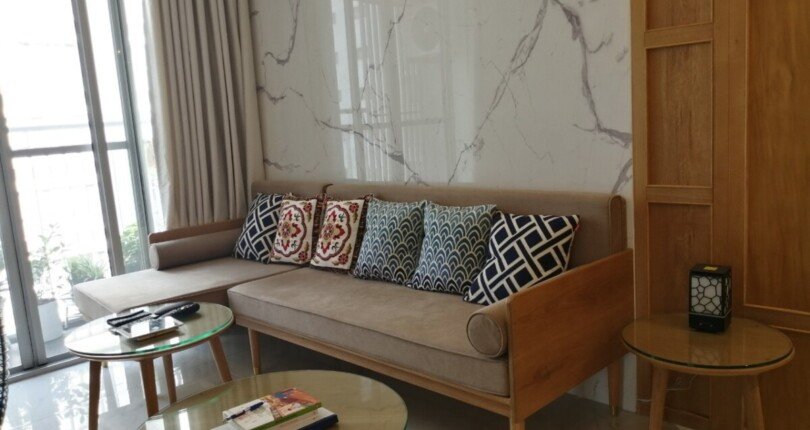 phong khach can ho can ban nhin ra bancon 810x430 - Bán căn hộ 77m2 chung cư Scenic Valley 1, giá 7.4 tỷ, nội thất đầy đủ, nhà đang trống xem nhà dễ.