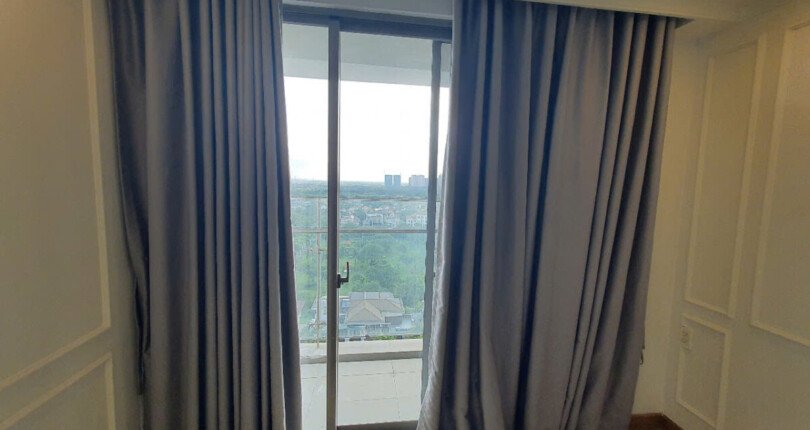 phong ngu co ban cong 810x430 - Bán gấp căn hộ 2pn view biệt thự lầu cao chung cư Hưng Phúc giá 7,550 tỷ có ô xe