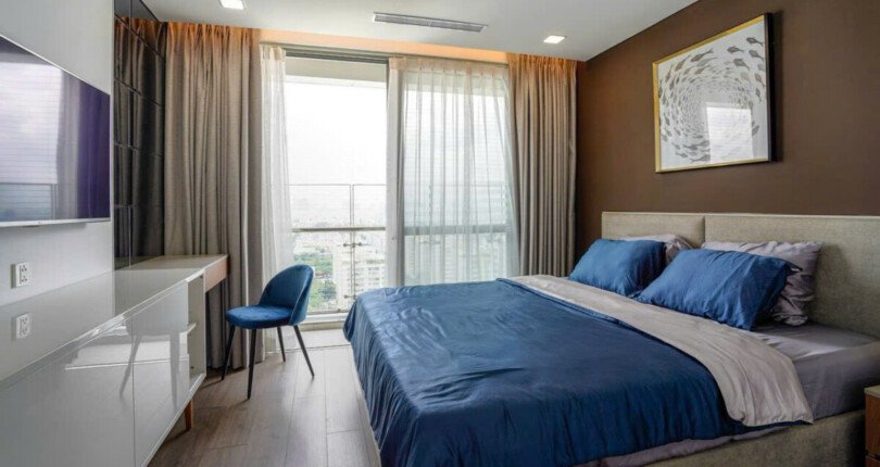 phong ngu master can ho ban 810x430 - Giá mua bán căn hộ Tophouse chung cư Riverpark Premier phường Tân Hưng T10/2025