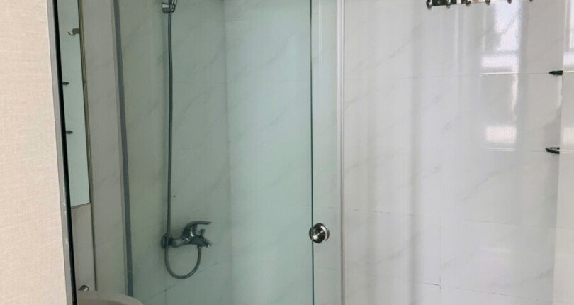 toilet can ho ban 810x430 - Bán gấp căn hộ 2pn - 105m2 chung cư La Casa phường Phú Thuận giá rẻ