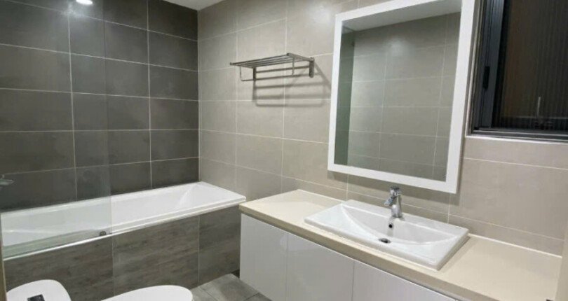 toilet phong master co bon tam nam 810x430 - Giá mua bán căn hộ 3pn số 04 tòa B chung cư Nam Phúc Le Jardin phường Tân Mỹ T11/2025