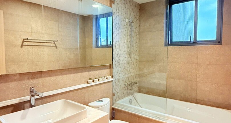 toilet phong ngu master 810x430 - Giá mua bán căn hộ 3pn tòa C chung cư Riverpark Premier phường Tân Hưng T10/2025