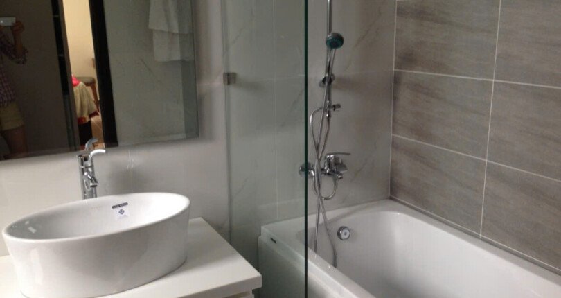 toilet phong ngu master co bon tam 810x430 - Giá mua bán căn hộ 3pn view biệt thự chung cư Hưng Phúc Happy Residence t10/2025