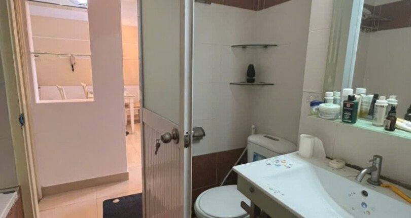 tollet can ho ban 10 810x430 - Chỉ 4,350 tỷ, sở hữu ngay căn hộ 71m2, chung cư Sky Garden 1, 02pn, nội thất đầy đủ.