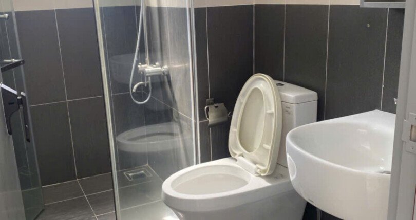 tollet can ho ban 6 810x430 - Bán căn hộ 80m2, chung cư Scenic Valley 1, 02pn, giá 7.3 tỷ, nội thất đầy đủ, xem nhà dễ.