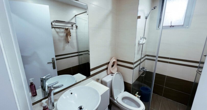 tollet can ho can cho thue 810x430 - Cho thuê căn hộ chung cư Scenic Valley 2, 75m2,02pn, căn góc, giá 20tr/tháng, nội thất đầy đủ.