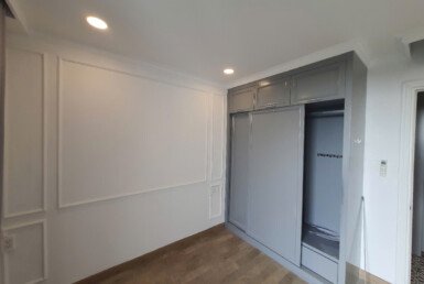 tu-quan-ao-trong-phong-lon