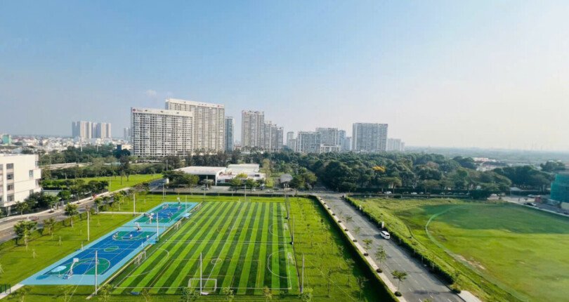 view can ho lien ke san bong chay 810x430 - Giá mua bán căn hộ 3pn tòa I chung cư Star Hill phường Tân Mỹ T10/2025