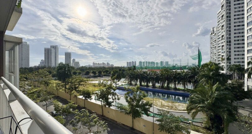 view phong khach can ho 1 810x430 - Giá mua bán căn hộ 3pn tòa D chung cue Scenic Valley 1 T10/2025