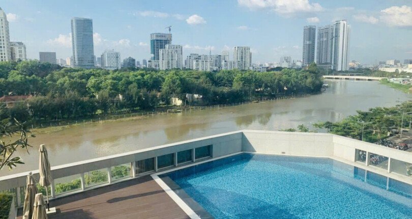 view phong khach can ho truc dien ho boi va song 810x430 - Giá mua bán căn hộ số 14 tòa A view sông chung cư Midtown Phú Mỹ Hưng T10/2025