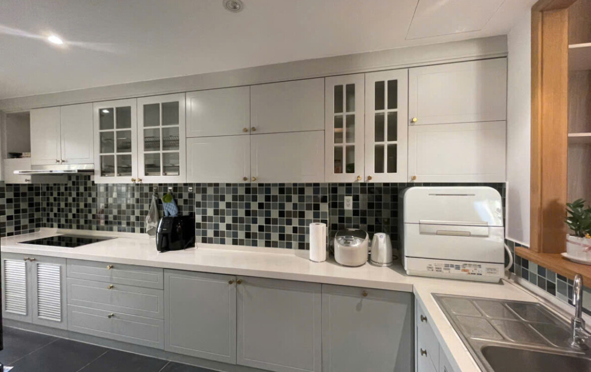 bep can ho ban 18 1170x738 - Bán căn hộ chung cư Grand View, 118m2, view sông , 03pn, giá 12,5 tỷ, nhà đang có hợp đồng thuê ổn định.