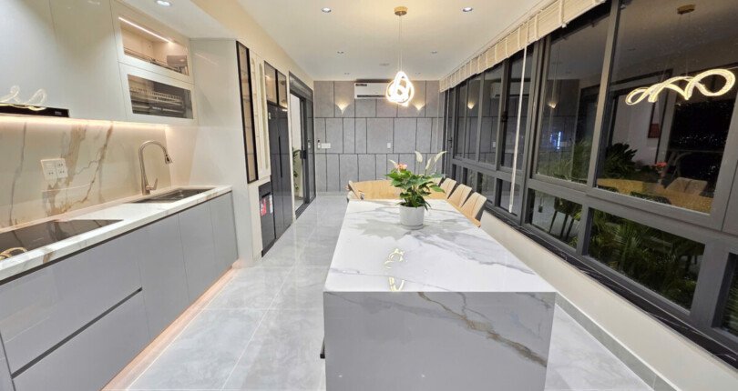 bep rong rai day du thiet bi 810x430 - Giá mua bán căn hộ sân vườn 3pn tòa nhà 6A chung cư Sky Garden 3 phường Tân Hưng T11/2025
