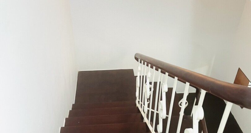 cau thang bo 810x430 - Giá mua bán nhà Biệt thự nguyên căn kiểu B1 Nội khu Hưng Thái 1 Phường Tân Hưng T11/2025