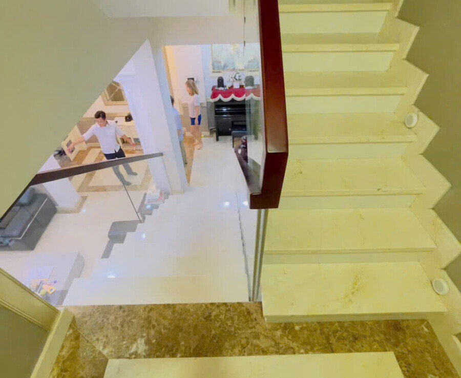 cau thang bo len lau tren 900x738 - Giá mua bán tòa nhà Biệt thự liền kề mặt Đường số 16khu phố Mỹ Văn phường Tân Mỹ T12/2025