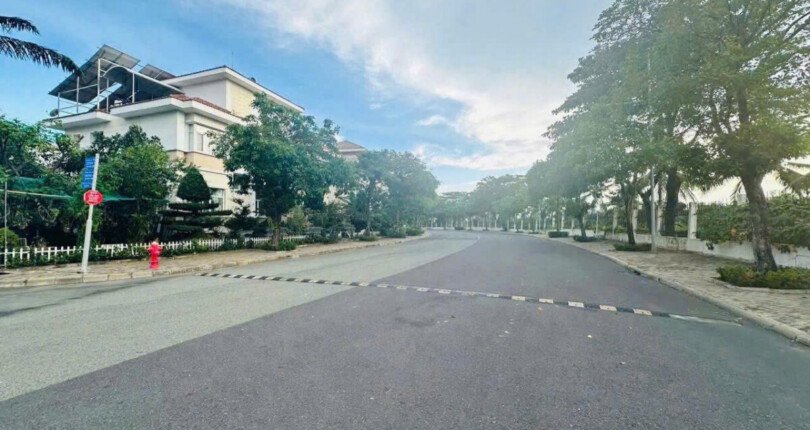 duong noi khu chateau 810x430 - Giá mua bán nhà Biệt thự nguyên căn góc 3 mặt đường Nội khu Chateau phường Tân Mỹ T11/2025