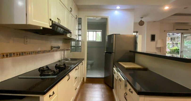 khong gian bep 1 810x430 - Giá mua bán căn hộ sân vườn tòa M chung cư Hưng Vượng 2 phường Tân Hưng T11/2025