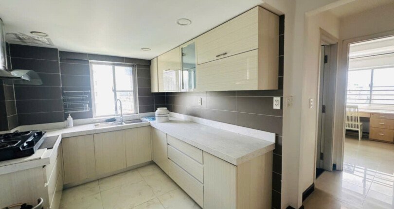 khong gian bep rong rai 2 810x430 - Giá mua bán căn hộ Duplex 4pn chung cư Mỹ Khánh 2A phường Tân Hưng T11/2025
