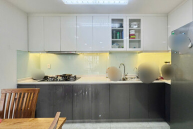 khong gian bep rong rai 5 385x258 - Giá mua bán căn hộ 3pn tòa E chung cư Scenic Valley 1 phường Tân Mỹ T11/2025