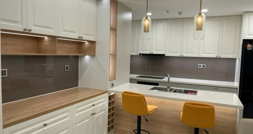 khong gian bep rong rai 6 810x430 - Giá mua bán cặp căn hộ 6pn tòa nhà A chung cư The Peak phường Tân Mỹ T11/2025