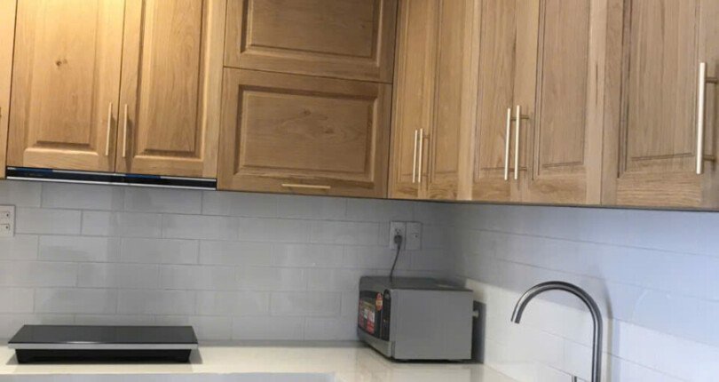 khong gian bep rong rai 7 810x430 - Giá mua bán căn hộ 2pn 77m2 tòa H chung cư Scenic Valley 1 phường Tân Mỹ T11/2025