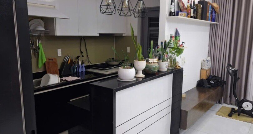 khong gian bep rong rai 8 810x430 - Giá mua bán căn hộ 2pn lầu 20 chung cư Green Valley phường Tân Mỹ T11/2025