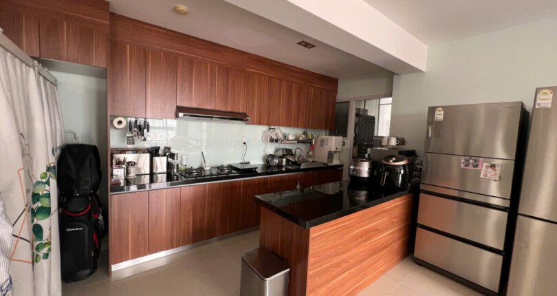 khong gian bep rong rai 9 810x430 - Giá mua bán căn hộ 3pn - 135m2 khu R18 chung cư Happy Valley phường Tân Hưng T11/2025