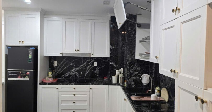 khong gian bep sang trong 1 810x430 - Giá mua bán căn hộ 2pn tòa B view sông chung cư Saigon South Residences Nhà Bè T11/2025