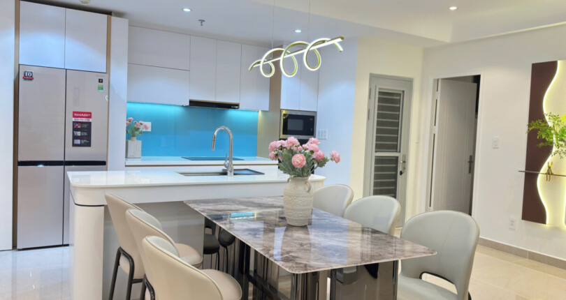 khong gian bep va phong an can ho ban 810x430 - Giá mua bán căn hộ 3pn - 133m2 tòa B chung cư Scenic Valley 1 phường Tân Mỹ T11/2025