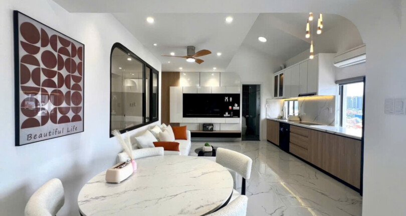 khong gian bep va phong an rong rai 1 810x430 - Giá mua bán căn hộ duplex 3pn chung cư Hưng Vượng 2 phường Tân Hưng T11/2025