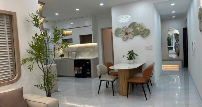 khong gian bep va phong an rong rai 810x430 - Giá mua bán căn hộ 2pn, căn góc tòa 8A chung cư Sky Garden 3 phường Tân Hưng T11/2025