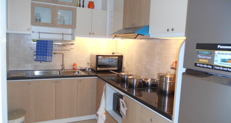 khong gian phong bep rong rai 810x430 - Giá mua bán căn hộ 2pn - 77m2 tòa H chung cư Scenic Valley 1 phường Tân Mỹ T11/2025