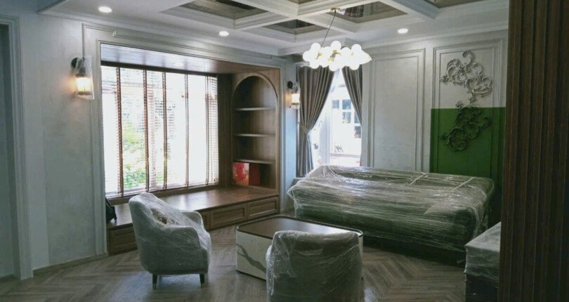 khong gian phong khach nha biet thu ban 810x430 - Giá mua bán nhà Biệt thự nguyên căn góc Nội khu Phú Gia phường Tân Hưng T11/2025