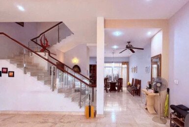 khong-gian-phong-khach-tang-tret-nha-biet-thu-ban