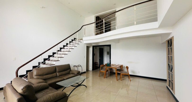 khong gian phong khach va cau thang bo len lau 1 810x430 - Giá mua bán căn hộ Duplex 4pn chung cư Mỹ Khánh 2A phường Tân Hưng T11/2025