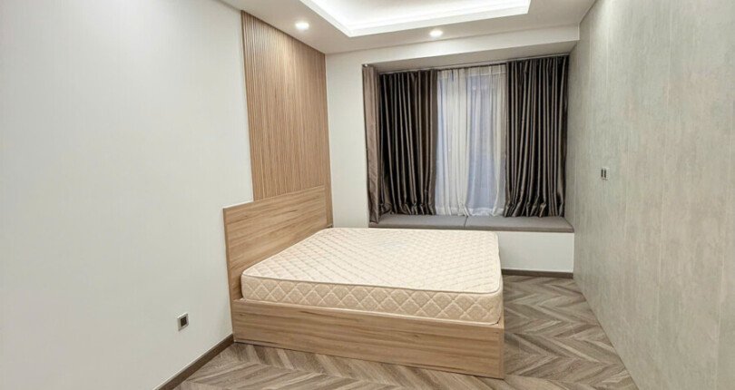 khong gian phong ngu master 810x430 - Giá mua bán căn hộ 2pn tòa G chung cư The Peak phường Tân Mỹ T12/2025