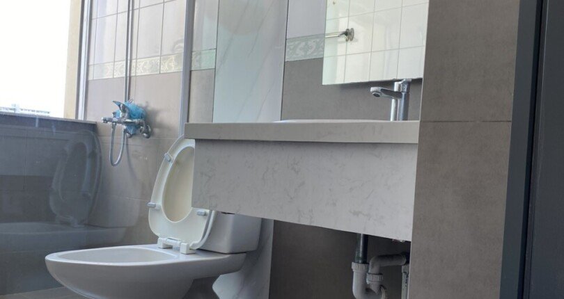 nha tam day du thiet bi 810x430 - Giá mua bán căn hộ Duplex sân vườn tòa 4c chung cư Mỹ An phường Tân Hưng T11/2025