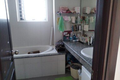 nha-tam-trong-can-ho-cho-thue