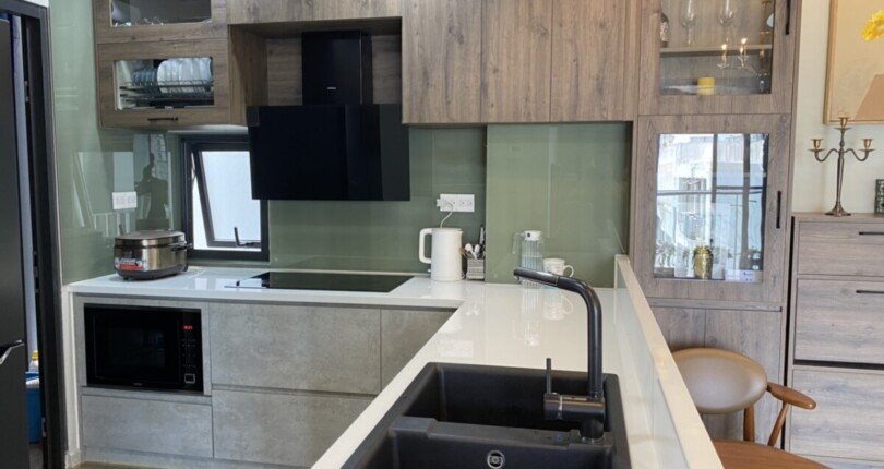 phong bep rong rai sang trong 810x430 - Giá mua bán căn hộ 3pn tòa B chung cư Hưng Phúc Premier phường Tân Mỹ T11/2025