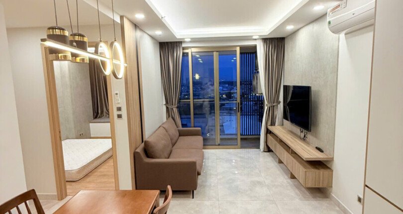 phong khach can ho 810x430 - Giá mua bán căn hộ 2pn tòa G chung cư The Peak phường Tân Mỹ T12/2025