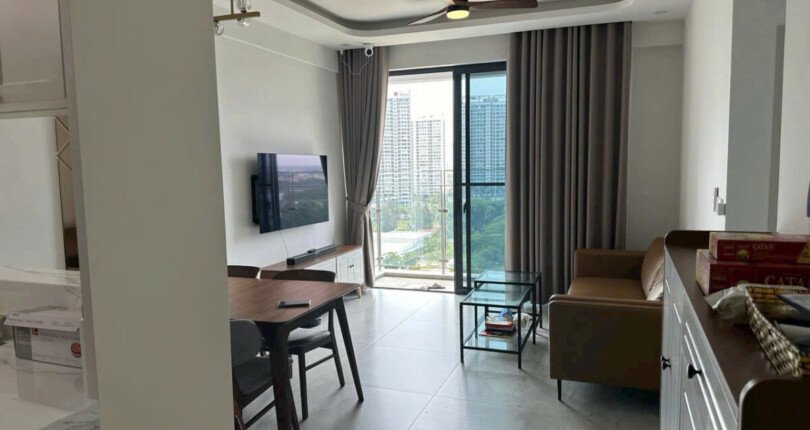 phong khach can ho ban 30 810x430 - Giá mua bán căn hộ 2pn tòa B chung cư Cardinal Court phường Tân Mỹ T11/2025