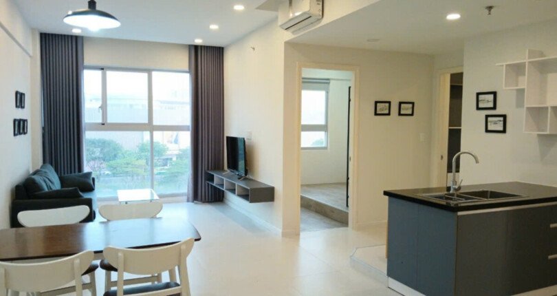 phong khach can ho ban 48 810x430 - Bán căn hộ 77m2, chung cư Scenic Valley 2, 02pn, giá 7.4 tỷ, view Đông Nam, không bị chắn.