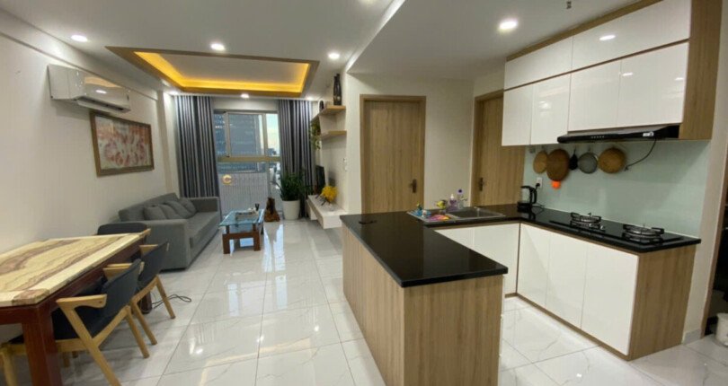 phong khach can ho ban 56 810x430 - Cho thuê căn hộ chung cư Scenic Vallety 2, 02pn, giá 20tr/tháng, tầng cao, view Crescent Mall